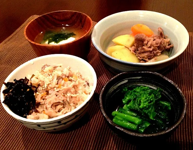 豚肉と根菜の炊き込みごはん、自家製昆布の佃煮、肉じゃが、菜の花のおひたし、豆腐とワカメの味噌汁|サチさん