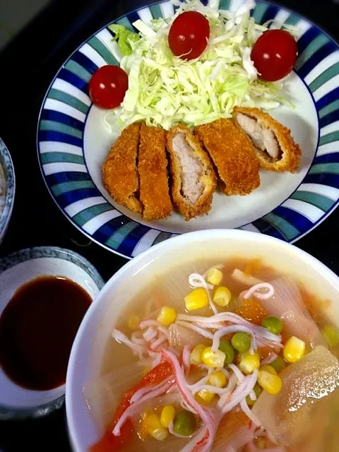 旦那膳（＾∇＾）豚カツ、食べるスープ。カツ沢山あるんでお代わりね〜( ´ ▽ ` )ﾉ|くめさん