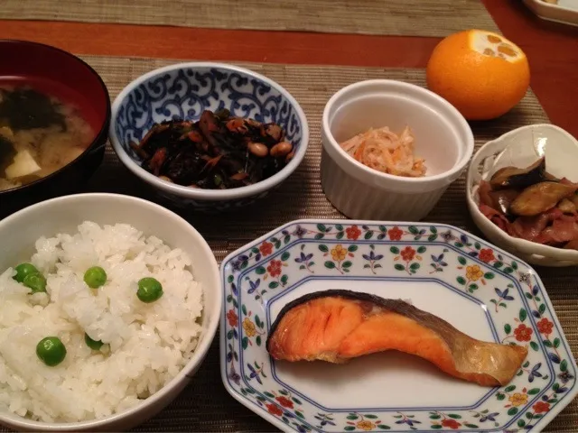 グリーンピースご飯  焼き鮭  五目ひじき  ナスとベーコンのバルサミコ炒め  大根と人参胡麻和え  味噌汁  はるみオレンジ|ikukoさん