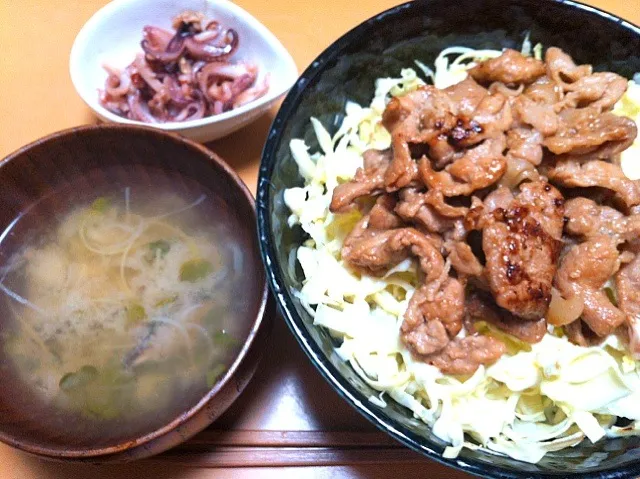 イカのバター焼き、豚丼、味噌汁|tomrowさん