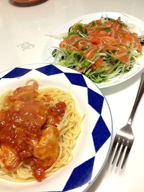 Snapdishの料理写真:鶏胸肉のトマト煮パスタ＆サーモンのカルパッチョ|橋本実さん