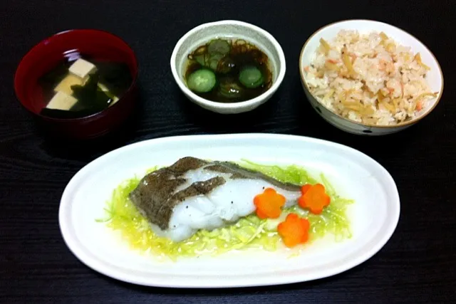 カレイの酒蒸し＊生姜と桜海老の炊込み飯＊豆腐のお吸物＊もずくと胡瓜の酢の物|さちこさん