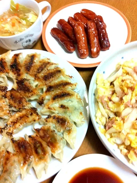 餃子 白菜とツナのめんつゆ胡麻サラダ  キャベツの中華風スープ  ウインナ炒め|笑美子さん