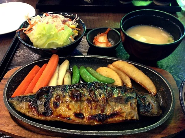 Saba grilled with rice ,salad and miso soup|pitachiofanyさん