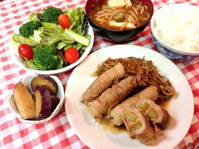 晩ご飯。豚肉のアスパラと人参巻、サツマイモの煮物、サラダ、お味噌|実誉さん