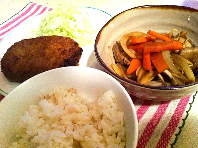 肉じゃがコロッケと舞茸もやし炒め。|はなえさん