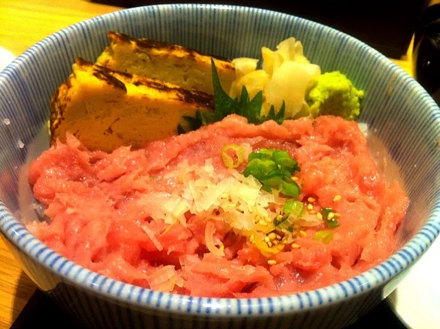 Fatty tuna with spring onion rice bowl|skyblueさん