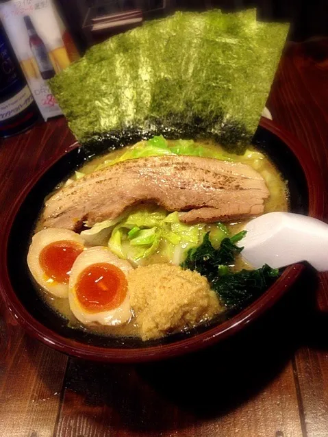 醤油豚骨ラーメン 生姜、キャベツ、煮卵トッピング|takashiさん