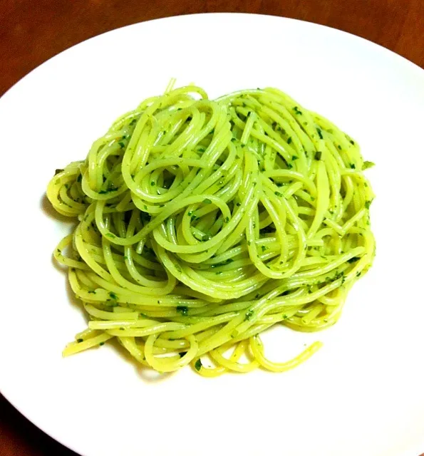 Spaghetti pesto alla  Genovese. ジェノベーゼ！フードプロセッサーが無いので、にんにくとフレッシュバジルは包丁でみじん切りです。松の実が無く、ex.ヴァージンオリーブオイルと必死に混ぜました。笑|Esabellaさん