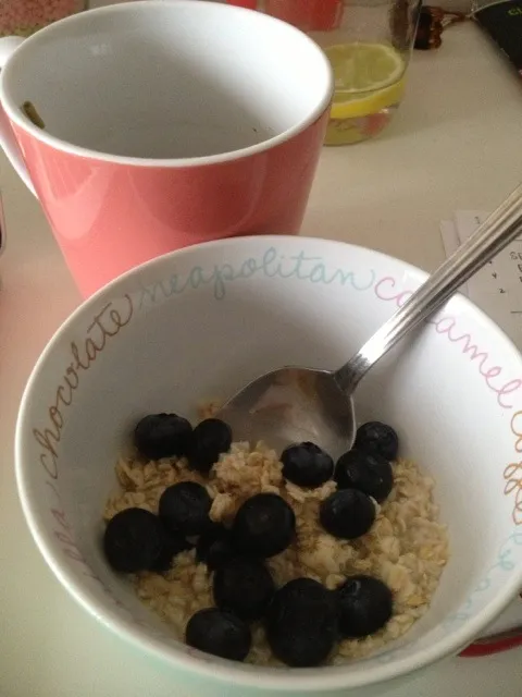 Oatmeal with blueberries and tea :)|elaineさん