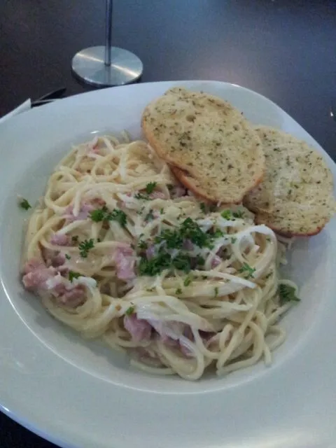 Snapdishの料理写真:carbonara with garlic bread|karenyuenさん