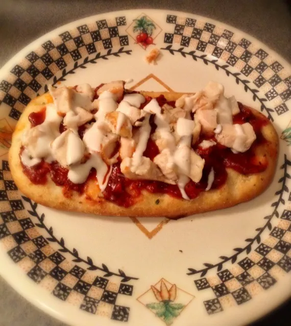 Snapdishの料理写真:Flatbread garlic bread with Grilled chicken with marinara sauce and ranch|Romeoさん