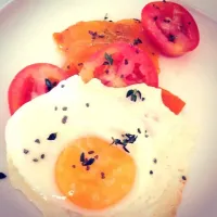 Snapdishの料理写真:Breakfast. Egg, tomato, roasted yellow pepper, Black Sea salt and thyme|Diana Jezさん