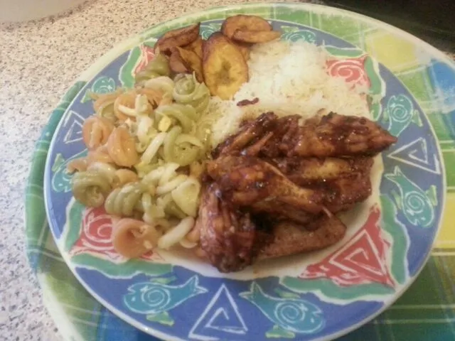 chicken wings and white rice and plantains and pasta|kenia Robinsonさん