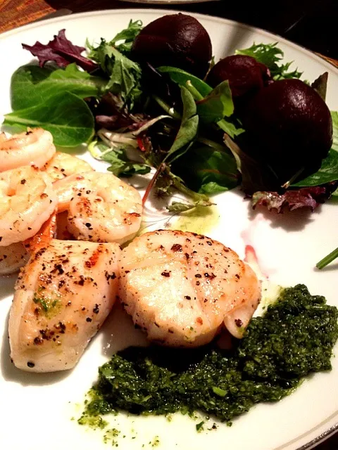 Seared scallops and shrimp with ginger coriander pesto and warm beet salad|Ong Sor Fernさん