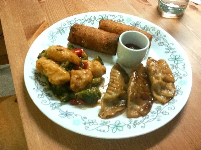 Snapdishの料理写真:General Tso's with Chicken "Potstickers" and Chicken and Shrimp rolls|Jeromeさん