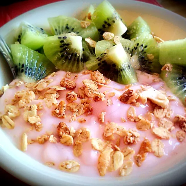 Yo plait strawberry & pineapple yogurt with fresh kiwis and granola.|& always freshさん