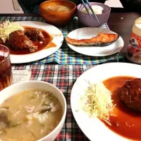 Snapdishの料理写真:煮込みハンバーグ,豚汁,おまけで鮭1匹（笑）|あさみさん