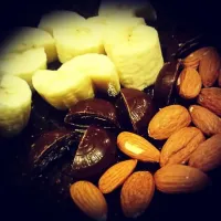 Snapdishの料理写真:Easy. Sliced Bananas, dark chocolate and almonds.|& always freshさん