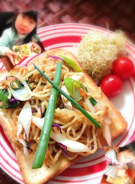 Fried noodle topped on toast❗焼きそばぱ〜ん for kids|🌈Ami🍻さん