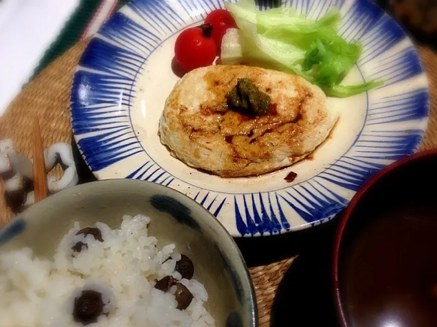 Snapdishの料理写真:鶏の豆腐ハンバーグとむかごご飯|まりさん