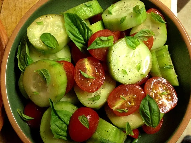 Tomato, cucumber & basil salad|andrew franciscoさん