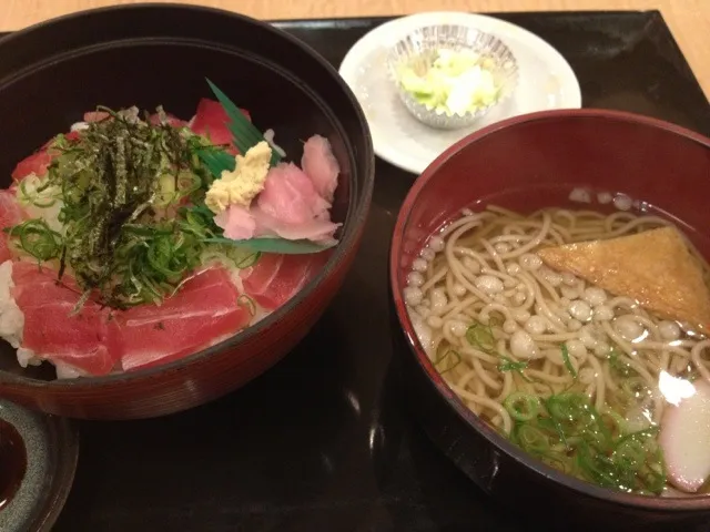 Snapdishの料理写真:ネギトロ鉄火丼うどん.そば付き|JUNOさん