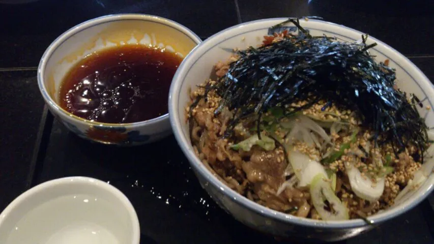 つけ蕎麦なるものを食べてみた。甘辛いつけダレに大量の刻み海苔と長ネギと味付き肉が乗った蕎麦をいただく。蕎麦自体が美味いのとタレとのマッチングもよくて並ぶ人が多いのも納得。途中で生卵入れたら甘味も出て更にグッド！たかが立ち食い蕎麦、されど立ち食い蕎麦！|SATOSHI OOCHIさん