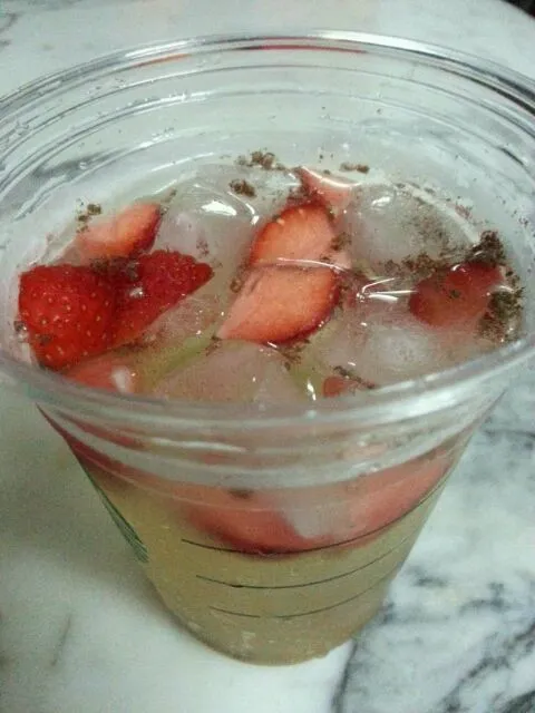 honey + cinnamon powder + chia seeds + strawberries drink|cindy poeさん