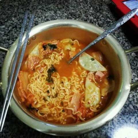 ramyun with dumpling, beef and kimchi|Gregoryさん