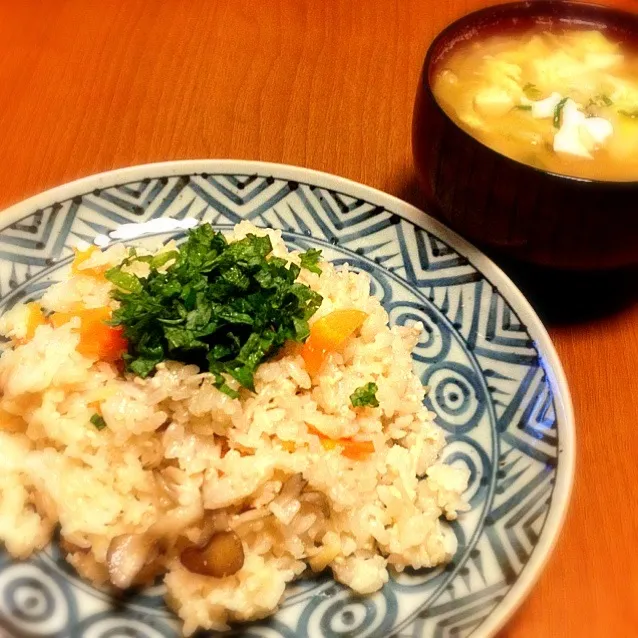 鶏挽肉ときのこの炊き込み御飯、春キャベツ新たまねぎ豆腐長芋のふわとろお味噌汁 （昨日の夕ごはん）|mikochieさん