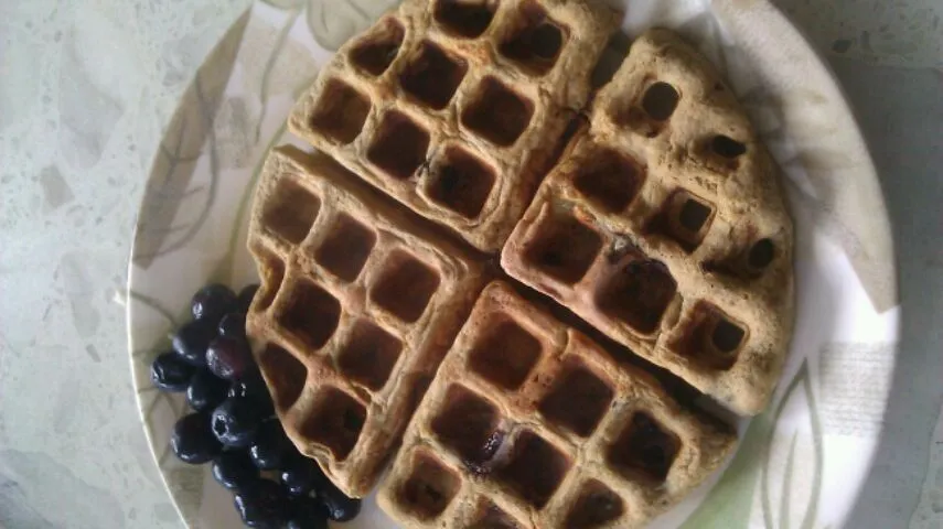 protein waffles eith some blueberries|staphanyさん