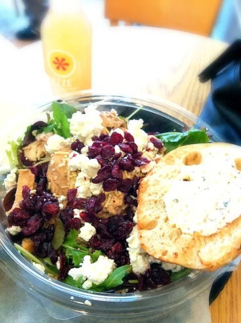 Snapdishの料理写真:Chicken cranberry and goat cheese salad with garlic bread|Juliee ~ ジュリーさん