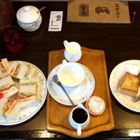 Snapdishの料理写真:サンドイッチ、カフェオレ、フレンチトースト|わかたろさん