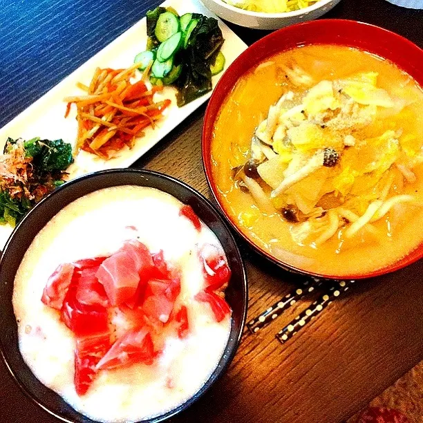 まぐろ山かけ丼 胡麻味噌うどん ワカメきゅうりの酢の物 ほうれん草のお浸し きんぴら|hi-mamさん