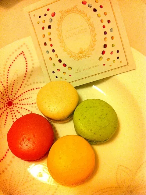 Snapdishの料理写真:Macarons Laduree|sirakorn owadaさん