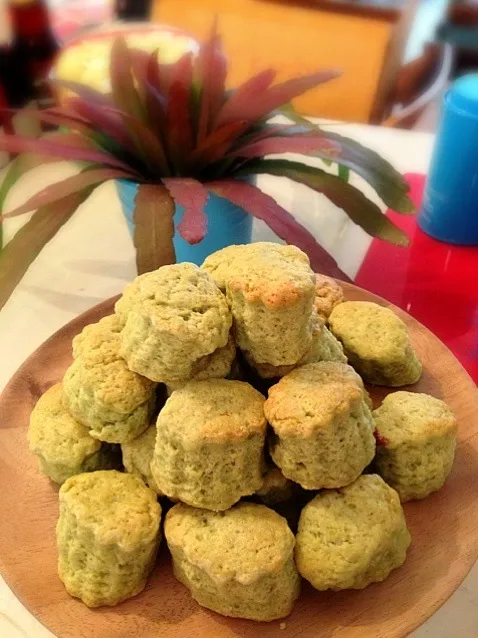 Wheatgrass scone 🍞💚🍵|Pat Zaaさん