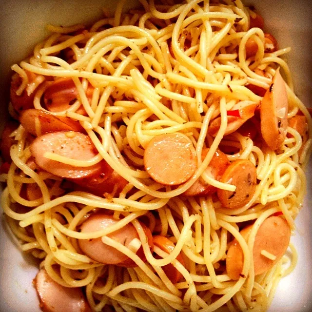 Snapdishの料理写真:Spaghetti  n sausage สปาเก็ตตี้ผัดไส้กรอก พริกกระเทียม|sanさん