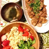 Snapdishの料理写真:☆里芋と豚肉のトロトロ煮☆マカロニサラダ苺添え☆味噌汁☆|♡ゆりちょ♡さん