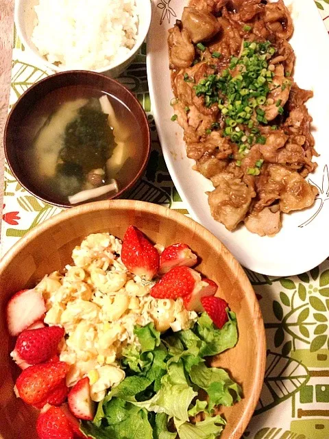 Snapdishの料理写真:☆里芋と豚肉のトロトロ煮☆マカロニサラダ苺添え☆味噌汁☆|♡ゆりちょ♡さん