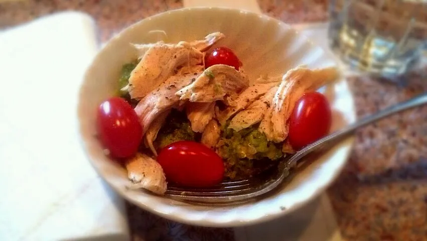 quinoa with chicken, avocado, and tomatoes|chelseaさん