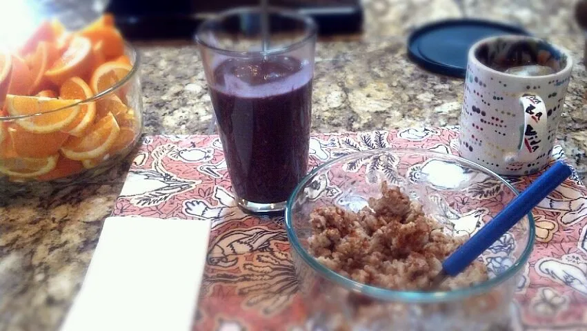 Snapdishの料理写真:smoothie and oatmeal|chelseaさん