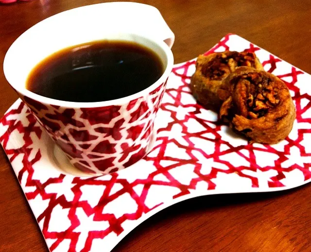 Homemade raisins yeast cinnamon rolls w/ ethiopian coffee. Not too bad, but there's much to be evolve ;) レーズン酵母のシナモンロールとエチオピアのコーヒーでひと休み♡ 酵母、なかなかうまくいかないのです。。|Esabellaさん