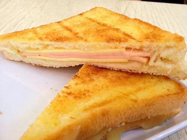 Ham & cheese sandwich|Nicholas Tayさん