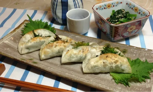 餃子の皮にはさんで焼くだけ☆鳥肉・梅しそ簡単おつまみ|カオルン♪さん