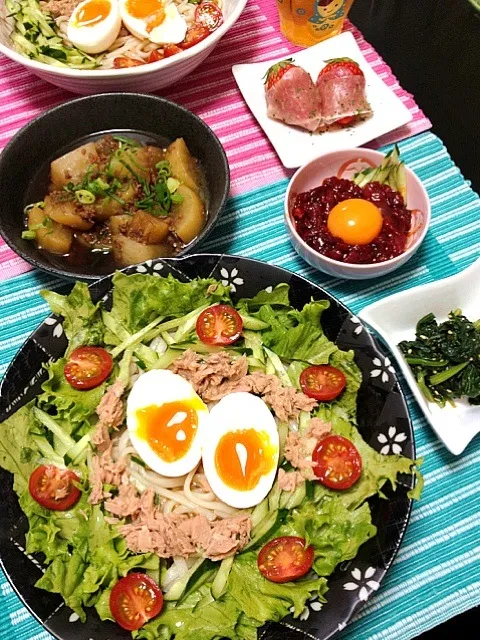 サラダうどん、大根のそぼろ煮、桜ユッケ🐴、ほうれん草の胡麻和え、生ハムいちご🍓笑❤|ゆぅこさん