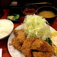 Snapdishの料理写真:目黒のかつ壱のカキヒレ定食！|ぼんさん