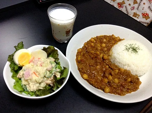 豆カレーとポテサラとラッシー|魅夜さん