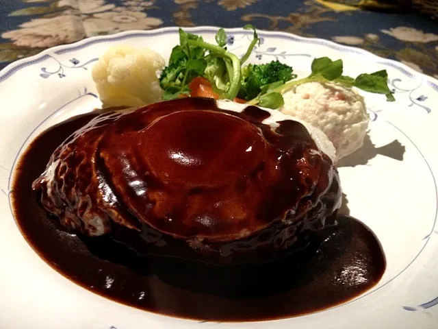 Snapdishの料理写真:Large hamburger steak|Nicholas Tayさん