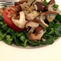 Wilted kale salad with garlic mushrooms|emさん